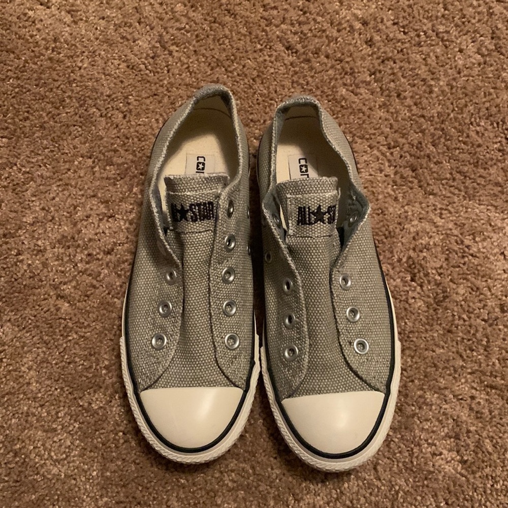 Women’s size 6 converse with no laces barely worn